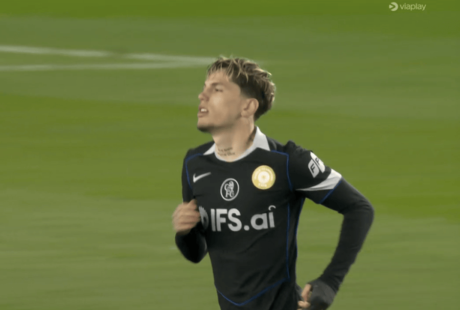 曼联否认针对加纳乔，更衣室真实态度曝光！切尔西队友中场怒骂他